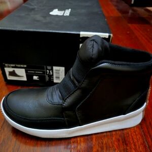 Sorel women black hightops size 7.5